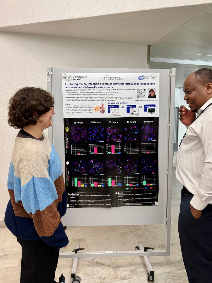 Magdalena de Arriba discussing her poster.